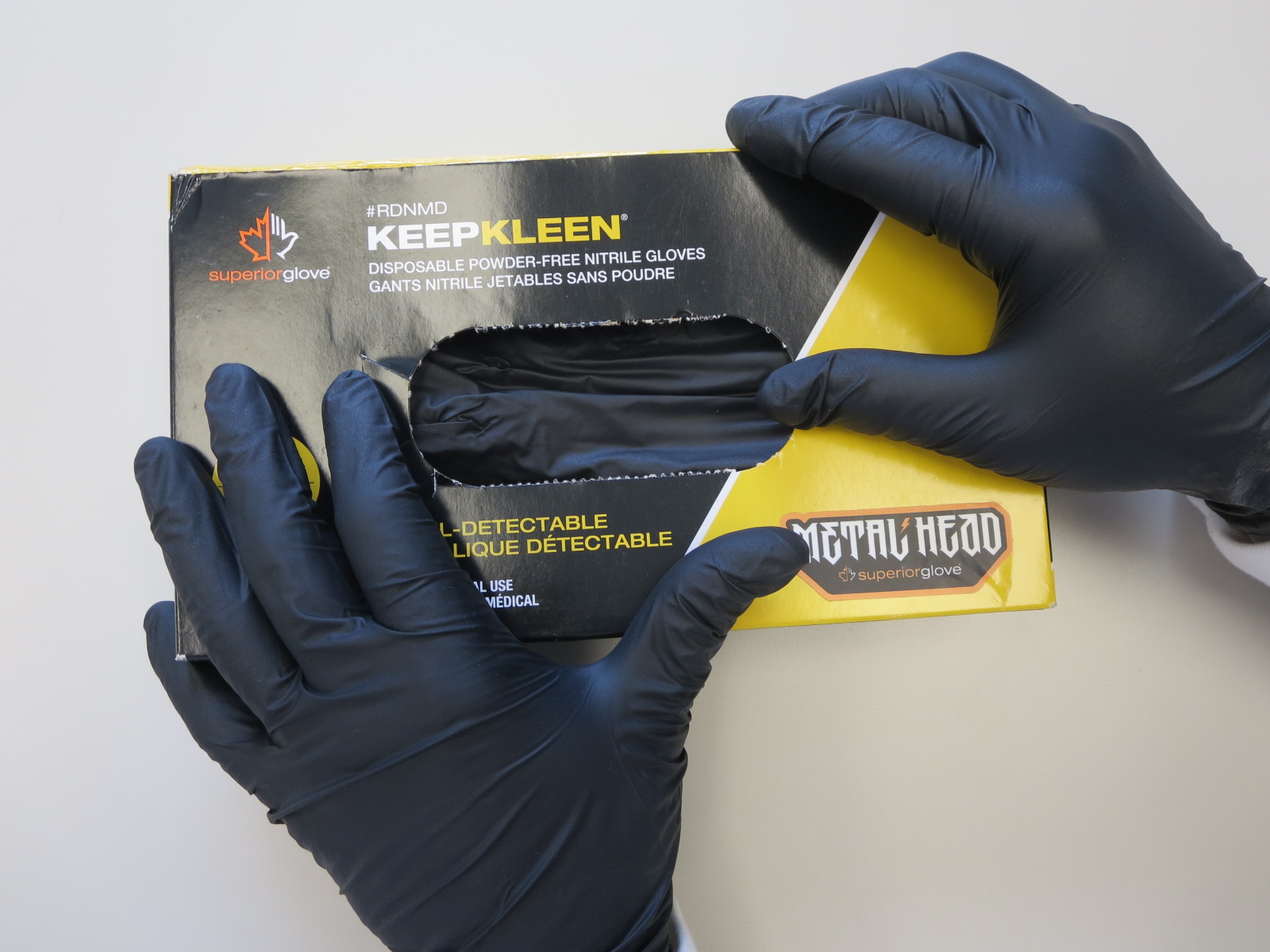 Superior Glove® KeepKleen® Metal Detectable Disposable Black Nitrile Gloves